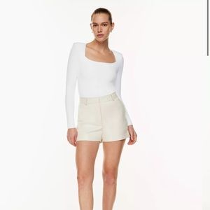 NWT Aritzia Babaton Agency 3” Shorts Size 00 SOLD OUT